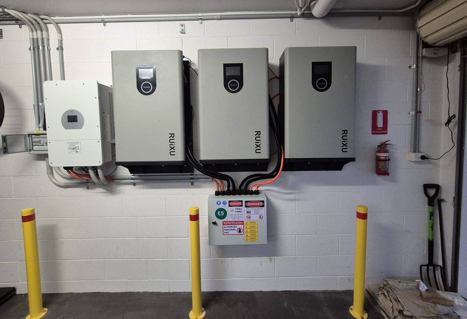 RUiXU battery bank and Deye inverter, off grid ready